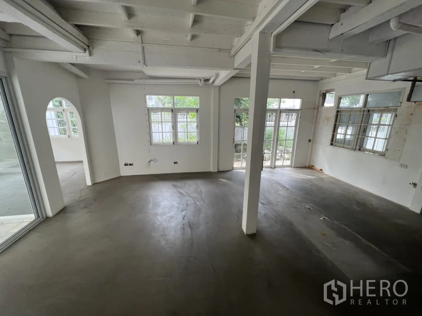 บ้าน ให้เช่าหรือขายในSathon, Bangkok - พื้นที่นั่งเล่นโล่ง เสากลางบ้าน โค้งซุ้ม และประตูกระจกแบบฝรั่งเศสสู่เฉลียง