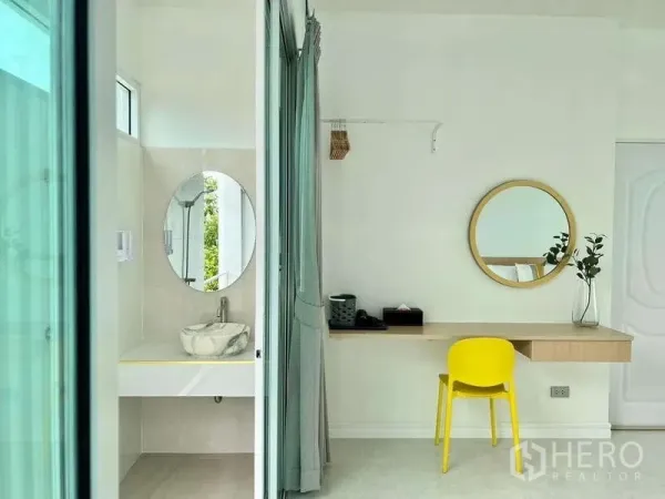 บ้าน ให้เช่าในLat Krabang, Bangkok - มุมทำงานพร้อมกระจกทรงกลม ถัดไปเป็นเคาน์เตอร์ล้างหน้าในห้องน้ำแบบเชื่อมต่อ