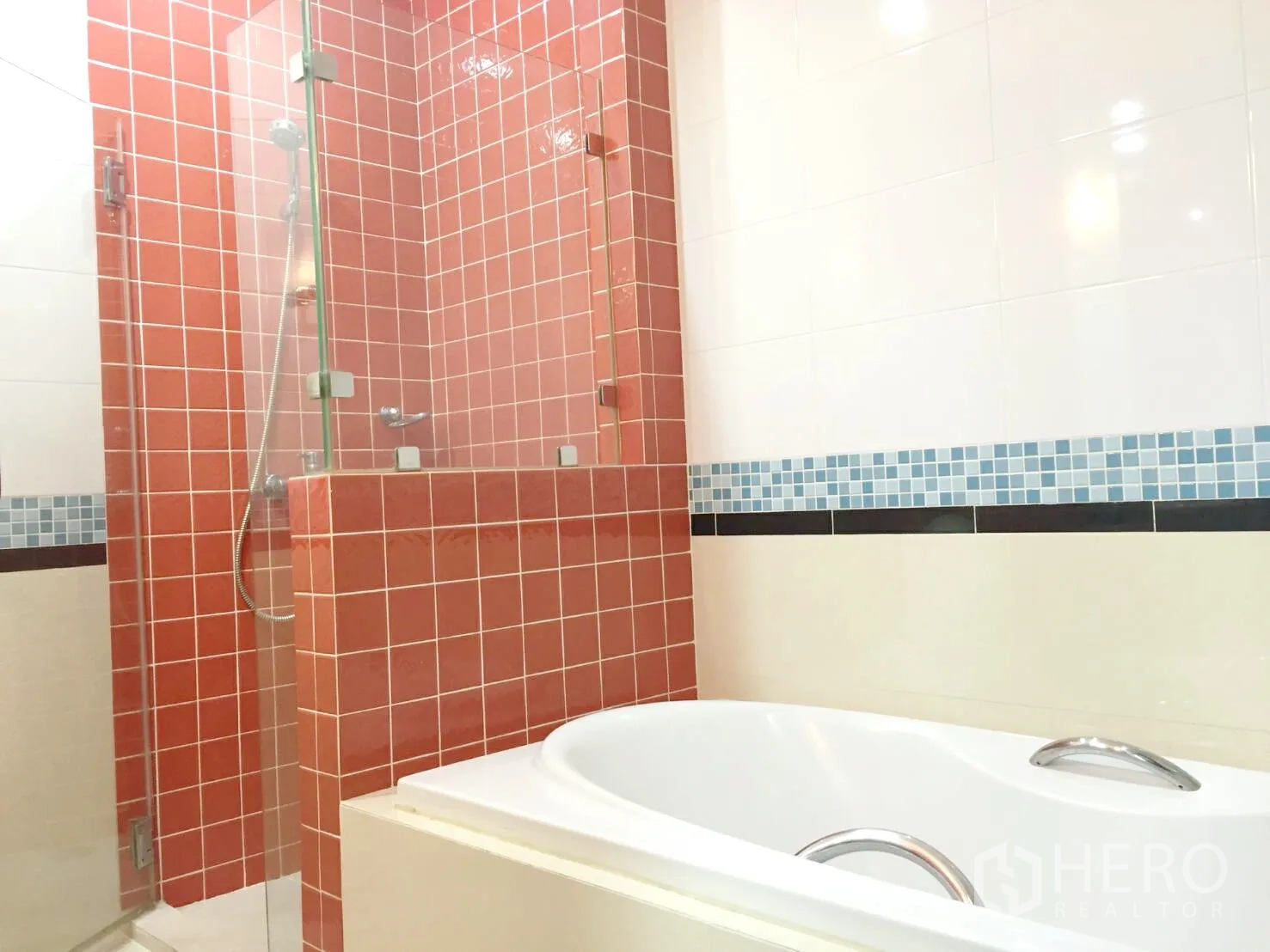 公寓 出租在Khlong Toei, Bangkok - 浴室设白色浴缸与玻璃淋浴间，搭配橙色马赛克瓷砖