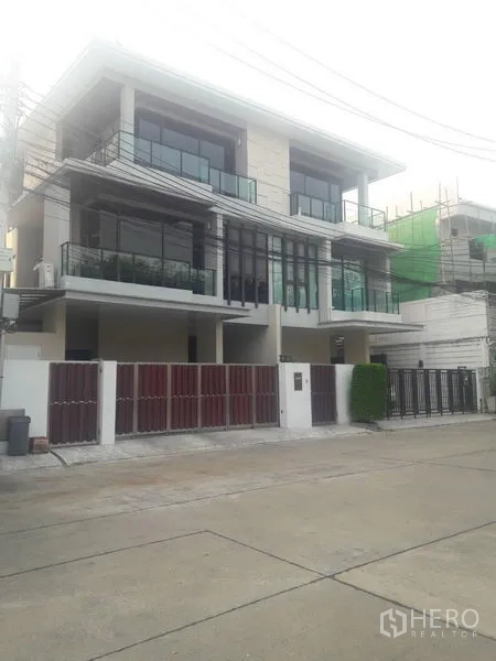 ทาวน์เฮาส์ ให้เช่าหรือขายในChatuchak, Bangkok - ทาวน์เฮ้าส์ 3 ชั้นสไตล์โมเดิร์น หน้าต่างกระจกบานใหญ่ พร้อมที่จอดรถในรั้ว