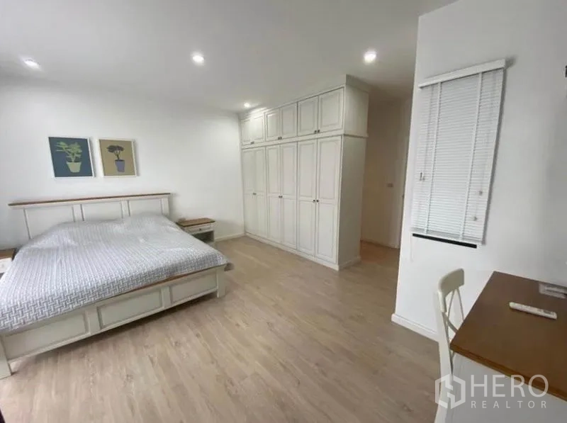 ทาวน์เฮาส์ ให้เช่าในPrawet, Bangkok - ห้องนอนใหญ่กว้าง เตียงคิงส์ไซส์ ตู้เสื้อผ้าบิวท์อิน โต๊ะทำงาน และพื้นลามิเนต