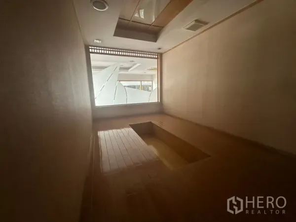 零售空间 出租在Bang Rak, Bangkok - 小型榻榻米式房间，地面下沉与磨砂窗