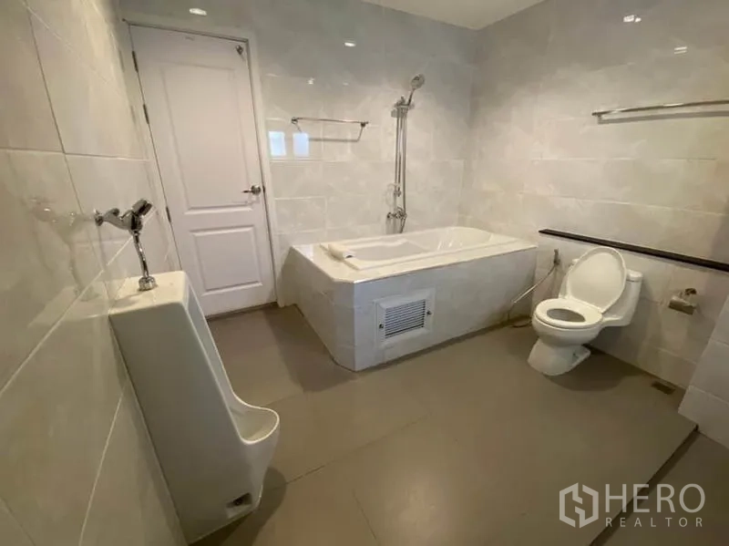 ทาวน์เฮาส์ ให้เช่าในBang Na, Bangkok - ห้องน้ำกว้างมีอ่างอาบน้ำ โถสุขภัณฑ์ โถปัสสาวะ และผนังกระเบื้อง