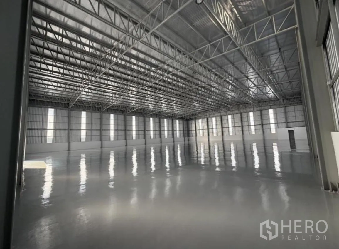 Warehouse for rent in Bang Khun Thian, Bangkok - Angled view of the open-plan warehouse under an insulated roof.