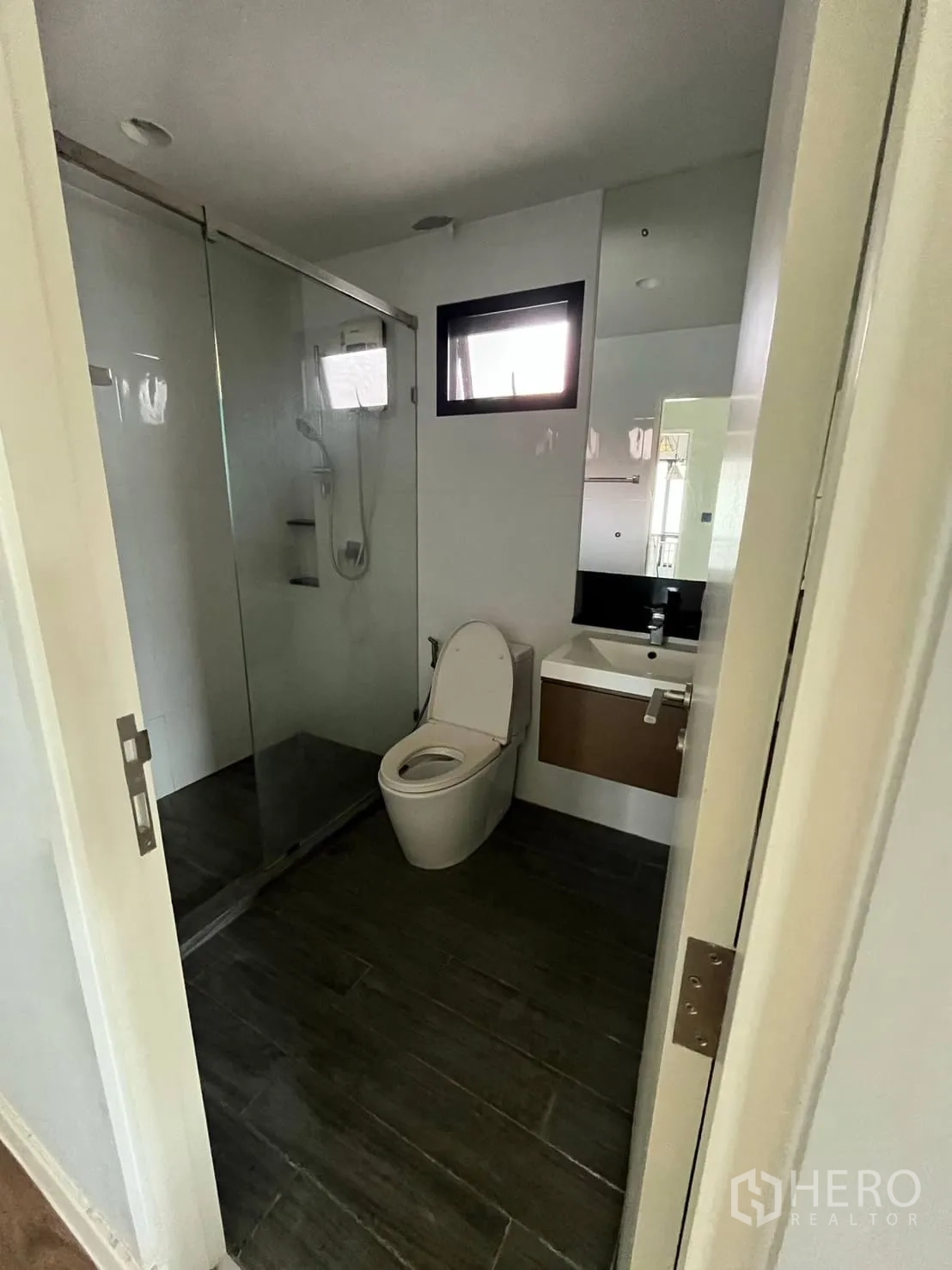 บ้าน ให้เช่าหรือขายในLam Luk Ka, Pathum Thani - ห้องน้ำพร้อมตู้กระจกกั้นอาบน้ำ อ่างล้างหน้า และพื้นกระเบื้องสีเข้ม