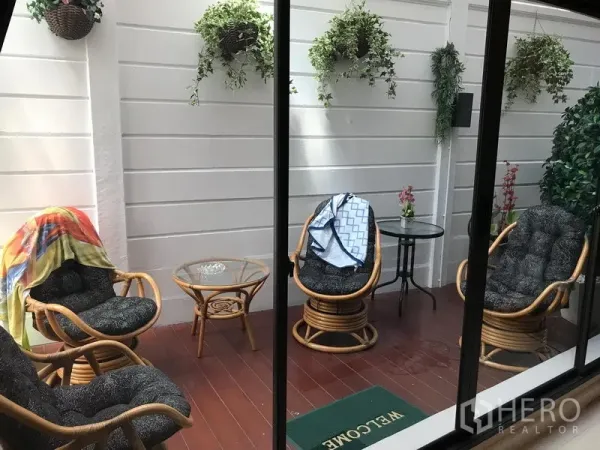 ทาวน์เฮาส์ ให้เช่าหรือขายในChatuchak, Bangkok - พาทิโอในร่มพร้อมเก้าอี้หวาย แขวนไม้ประดับ และพื้นไม้