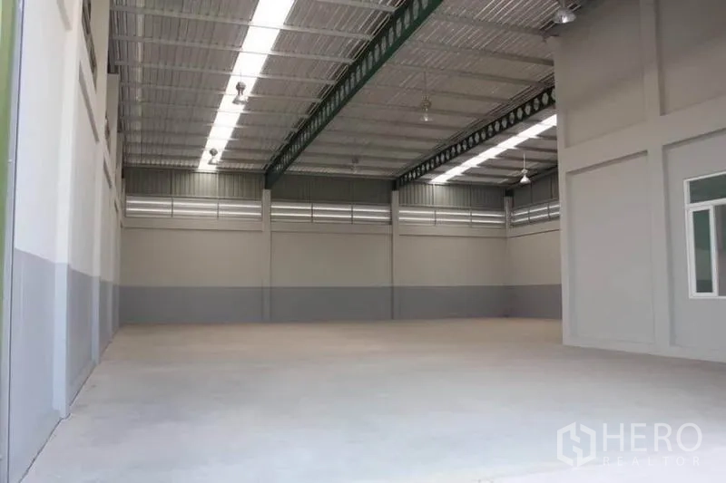 工厂 出租或出售在Lam Luk Ka, Pathum Thani - 通透仓库大厅，高钢结构屋顶、天窗与平整混凝土地面