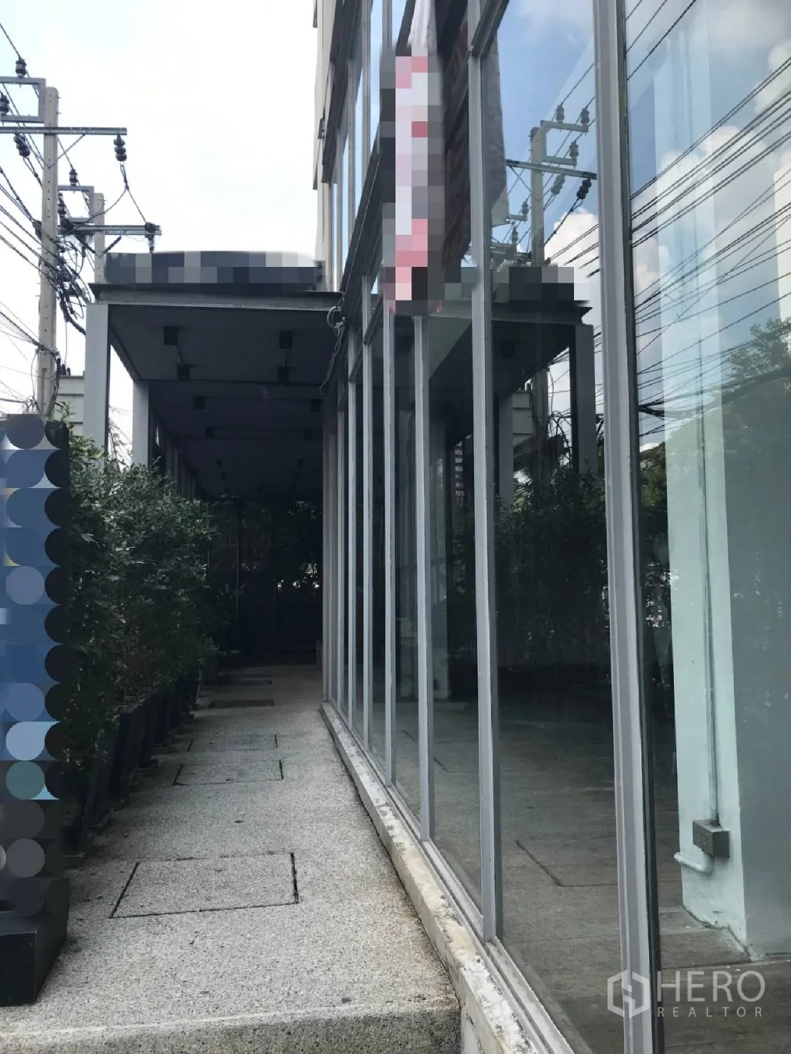 零售空间 出租在Watthana, Bangkok - 商铺侧面人行道，整面落地玻璃与绿植花槽