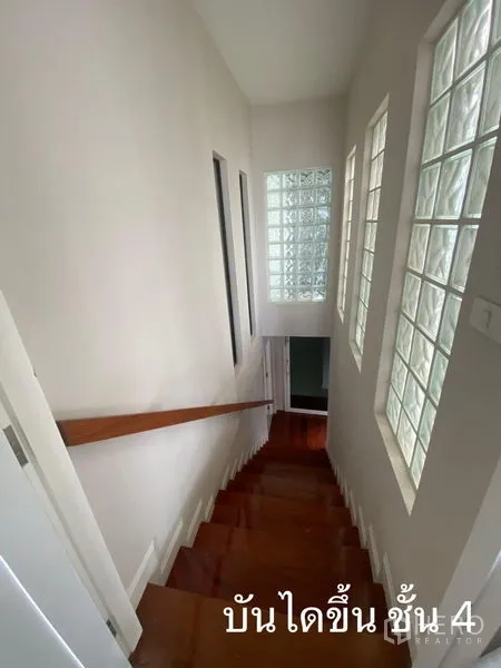 店屋 出租在Watthana, Bangkok - 木阶楼梯，玻璃砖窗引入自然光。