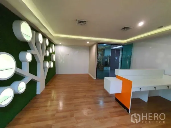 สำนักงาน ให้เช่าในDin Daeng, Bangkok - โถงต้อนรับพร้อมเคาน์เตอร์บิลท์อิน ผนังตกแต่งลายต้นไม้มีไฟ และพื้นลามิเนต