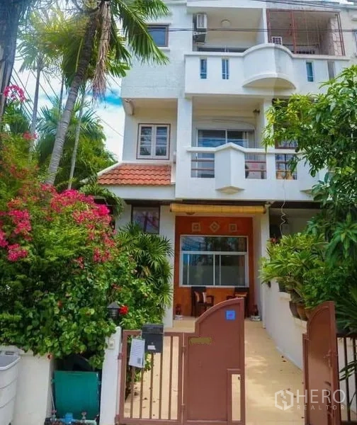 สำนักงานที่บ้าน ให้เช่าในMin Buri, Bangkok - ด้านหน้าตึกโฮมออฟฟิศ 3 ชั้น พร้อมประตูรั้วและสวนร่มรื่น ในย่านมินบุรี