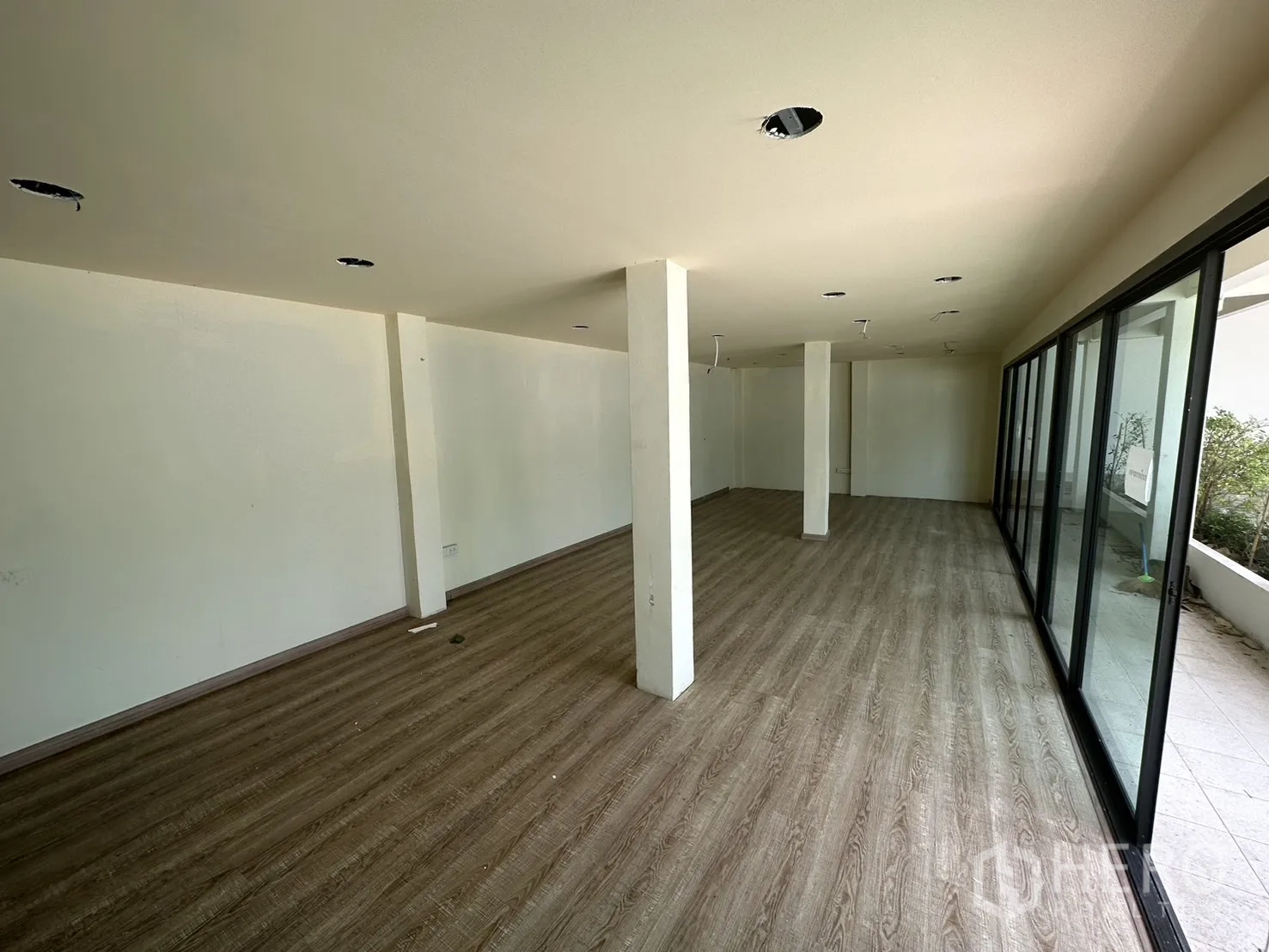 货栈 出租在Suan Luang, Bangkok - 狭长开放式办公室，木纹地板与推拉玻璃。