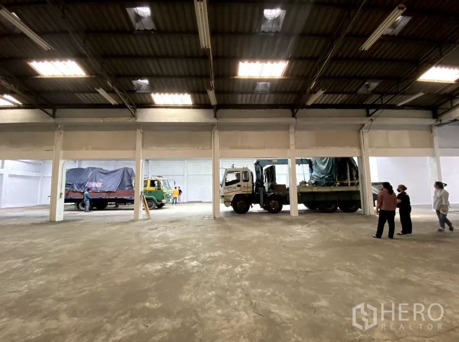 โรงงาน ให้เช่าในBang Phli, Samut Prakan - พื้นที่โรงงานกว้าง หลังคาโครงเหล็กสูง มีช่องรับแสงและรถบรรทุกจอดริมโซนโหลด