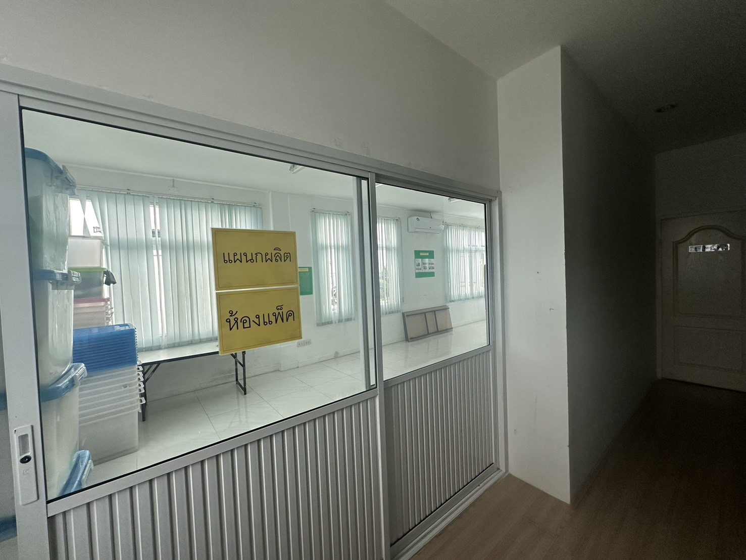 货栈 出租或出售在Lam Luk Ka, Pathum Thani - 玻璃隔断的包装室，旁边是内部办公走廊。