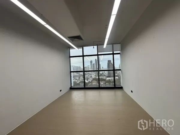 สำนักงาน ให้เช่าในWatthana, Bangkok - ห้องทำงานพร้อมหน้าต่างบานใหญ่ มองเห็นวิวสกายไลน์กรุงเทพฯ