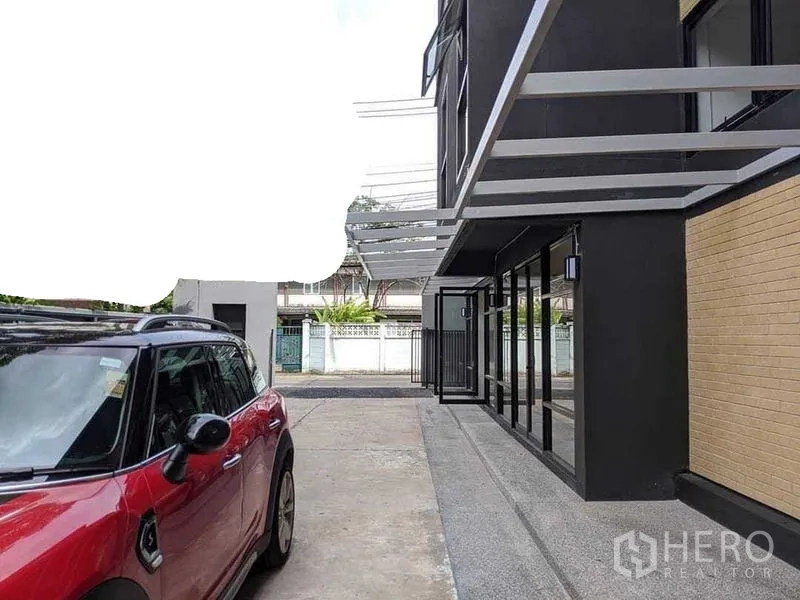 สำนักงาน ให้เช่า - อาคารสำนักงานสมัยใหม่ด้านหน้าเป็นกระจก มีกันสาดโลหะและที่จอดรถ ในย่านพญาไท กรุงเทพฯ