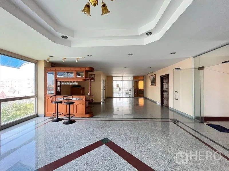 อาคารพาณิชย์ ขายในWang Thonglang, Bangkok - ฮอลกว้างมีบาร์ไม้บิลต์อินและประตูกระจก