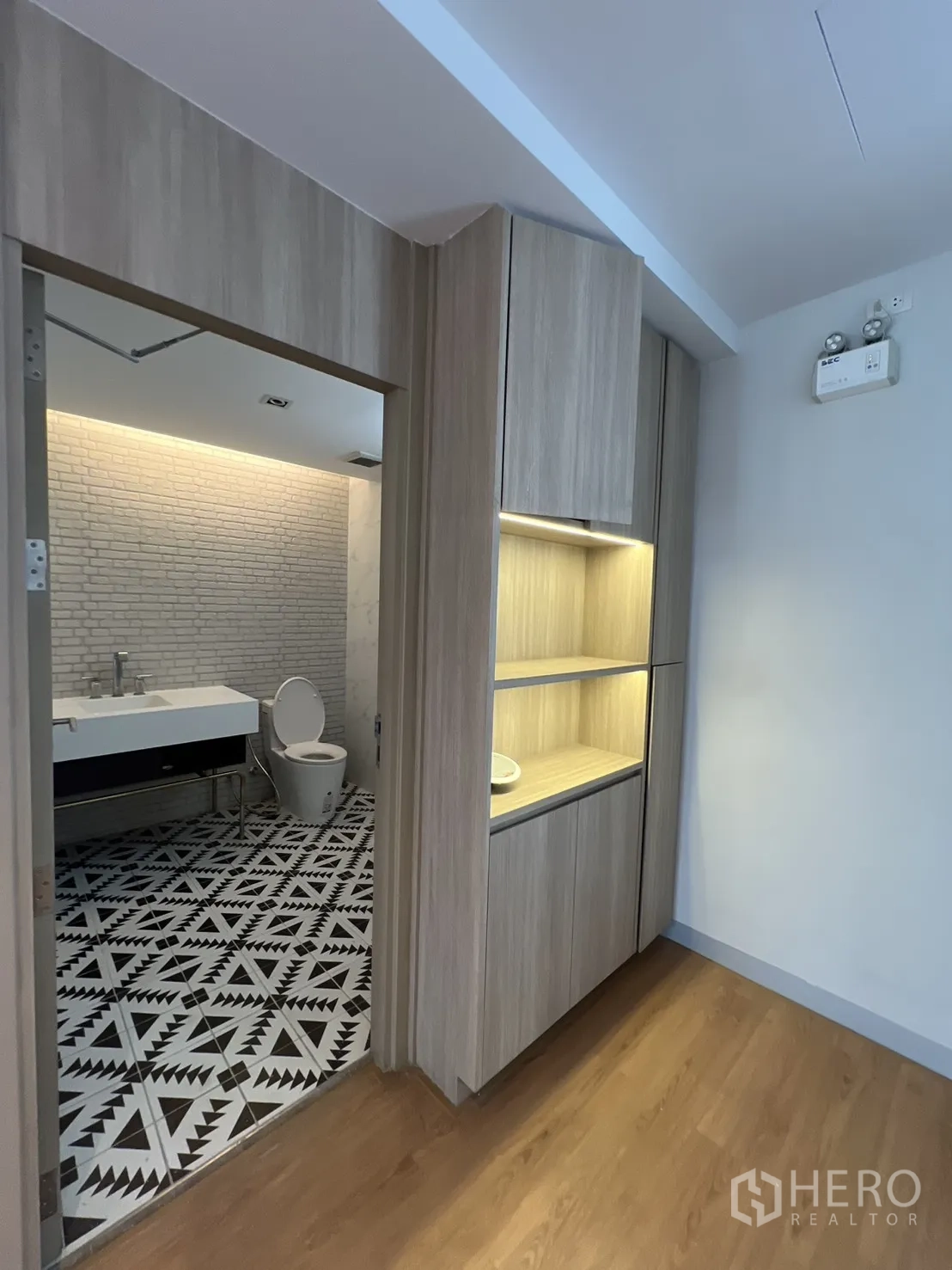 零售空间 出租在Khlong Toei, Bangkok - 一层空间，大窗、壁挂空调与地砖