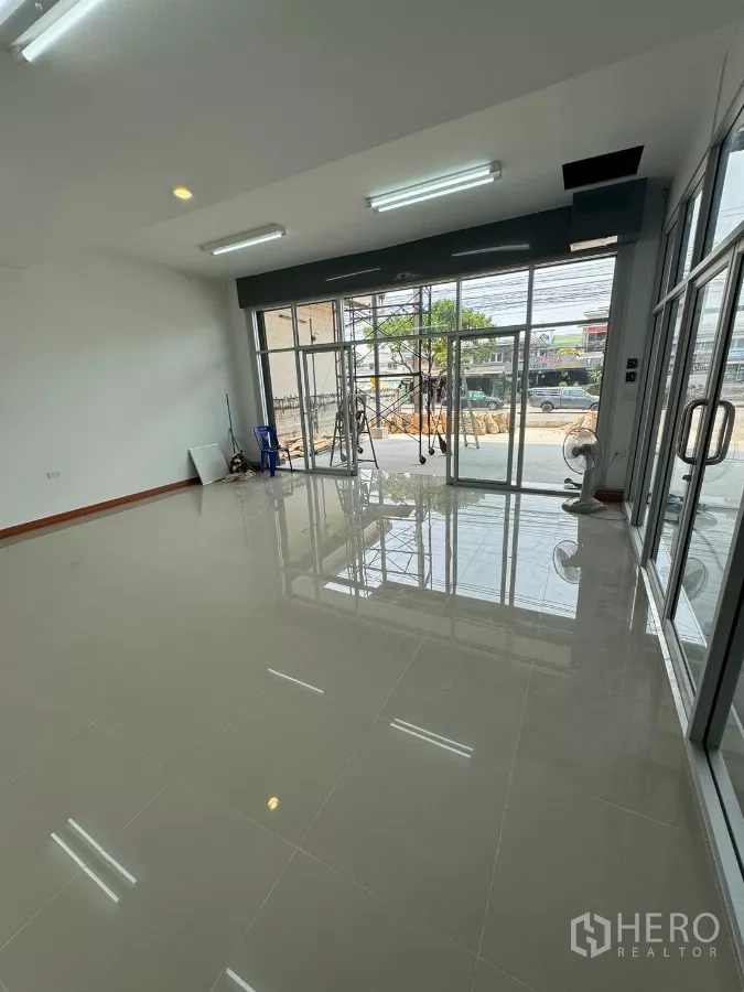 Warehouse for rent in Bang Khun Thian, Bangkok - Glass-fronted office facing the driveway, ideal for reception or showroom.