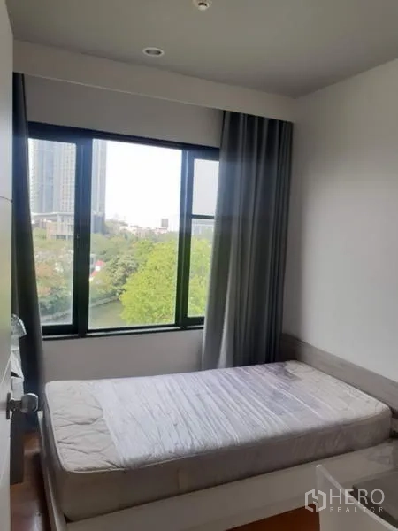 公寓 出租在Watthana, Bangkok - 卧室大窗户，城市与绿景视野