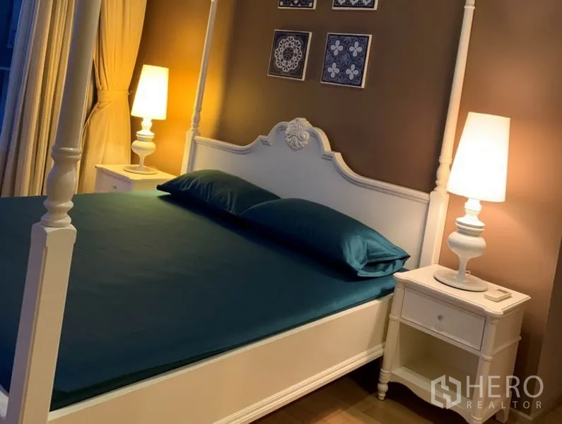 คอนโด ให้เช่าในWatthana, Bangkok - ห้องนอนสวยหรู พร้อมเตียงสี่เสาสีขาว โต๊ะข้างเตียงคู่ และโคมไฟหัวเตียง