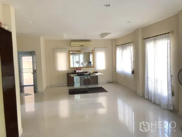 独立式住宅 出租或出售在Bang Kapi, Bangkok - 宽敞餐客一体空间，多扇窗户引入自然光。