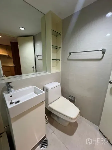 คอนโด ให้เช่าหรือขายในKhlong Toei, Bangkok - ห้องน้ำแขกขนาดกะทัดรัดพร้อมอ่างล้างหน้า โถสุขภัณฑ์ และชั้นวาง