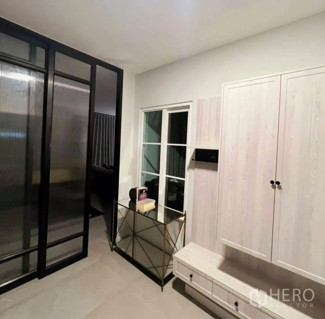 บ้านเดี่ยว for rent in Bang Phli, Samut Prakan - โถงทางเข้ามีตู้บิวท์อิน โต๊ะกระจก และประตูกระจกกรอบดำแบบเลื่อน