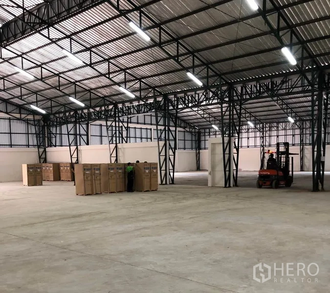 工厂 出租在Min Buri, Bangkok - 大跨度仓库，设叉车通道与货品摆放区。