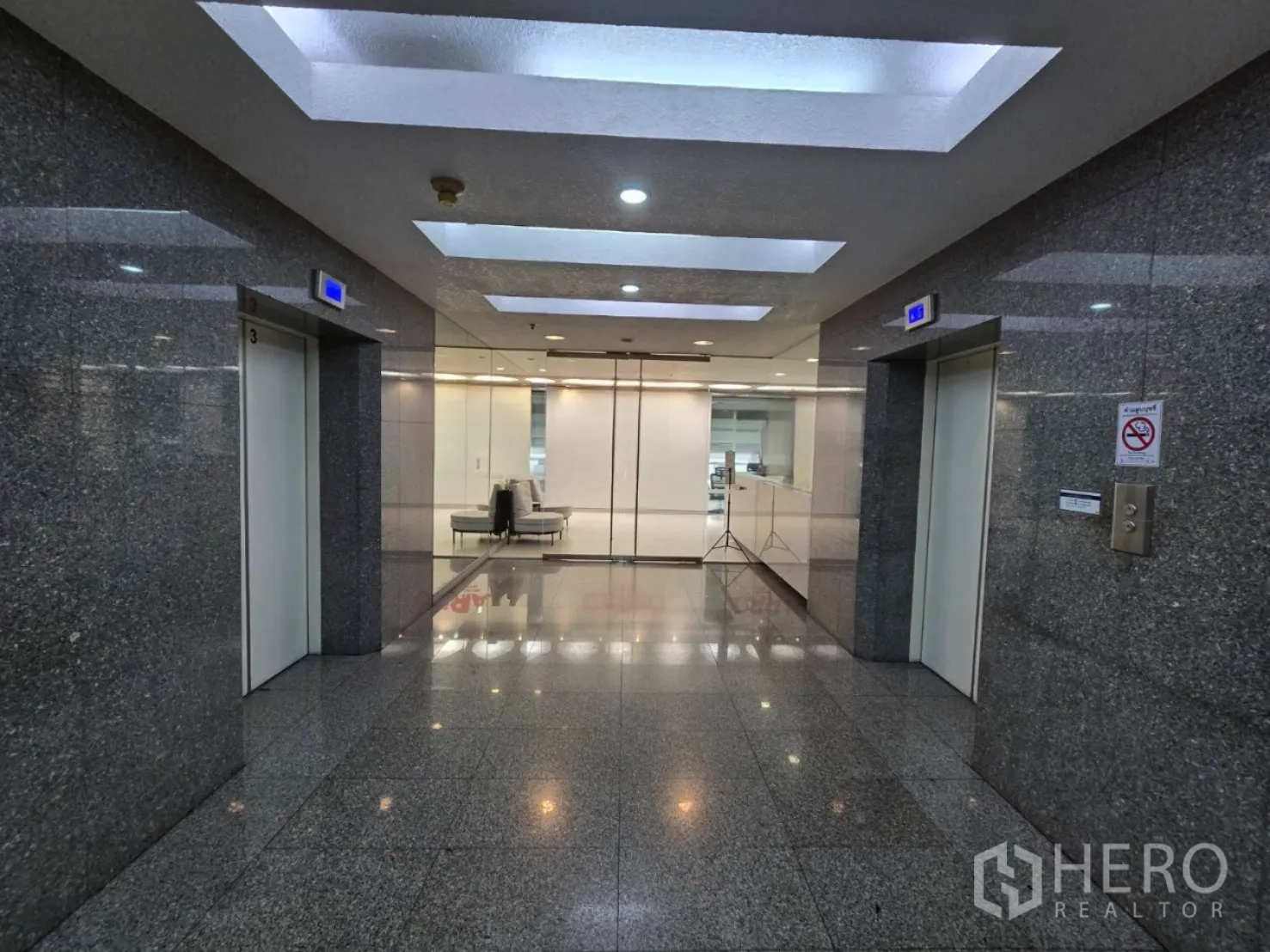 สำนักงาน ให้เช่าในWatthana, Bangkok - โถงลิฟต์ผนังหินแกรนิต เพดานสว่างหน้าชั้นสำนักงาน