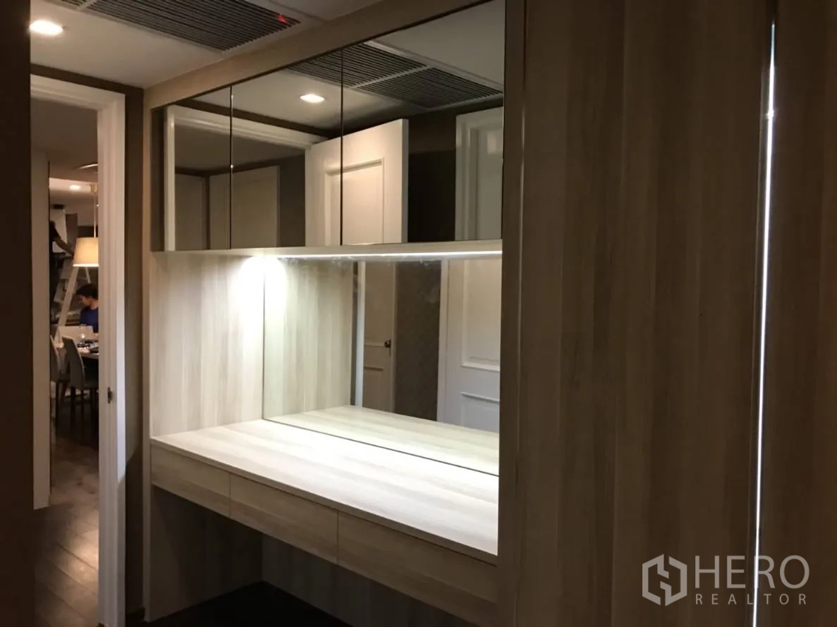 คอนโด ให้เช่าหรือขายในPathum Wan, Bangkok - มุมแต่งตัวสว่างด้วยกระจกมีไฟ ตู้เก็บของด้านบน และงานไม้ตลอดแนวโถง