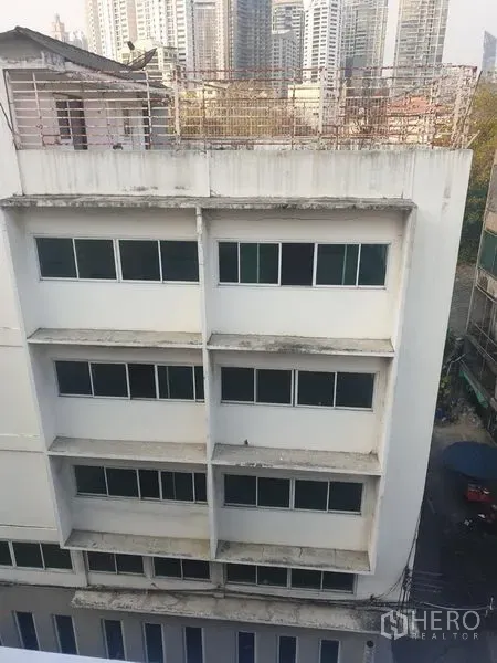 สำนักงาน ให้เช่าในKhlong Toei, Bangkok - อาคารสำนักงานสูงกลางพร้อมแถวหน้าต่าง มองเห็นสกายไลน์ย่านพร้อมพงษ์