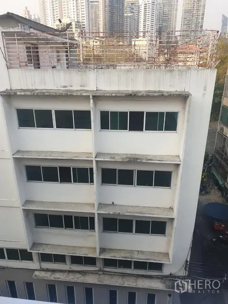 สำนักงาน ให้เช่าในKhlong Toei, Bangkok - อาคารสำนักงานสูงกลางพร้อมแถวหน้าต่าง มองเห็นสกายไลน์ย่านพร้อมพงษ์