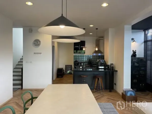 บ้าน ขายในSai Mai, Bangkok - พื้นที่รับประทานอาหารและครัวแบบโอเพนแพลน ไฟแขวน และพื้นลายก้างปลา