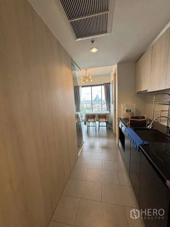 คอนโด ให้เช่าหรือขายในPhaya Thai, Bangkok - มุมมองจากครัวไปยังมื้ออาหาร มีหน้าต่างกว้างเห็นวิวเมือง