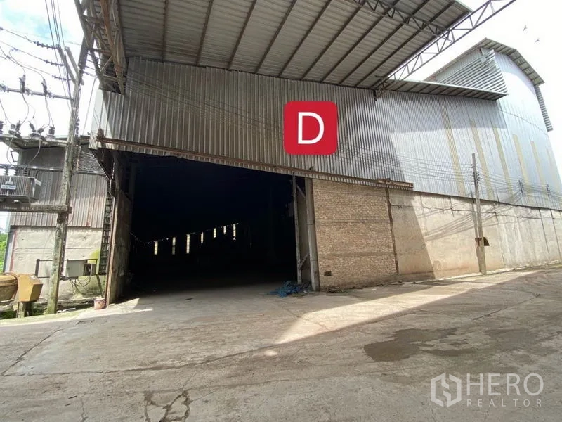 工厂 出租在Chachoengsao - 工厂外立面为金属板，超大门洞，临街电力线路清晰