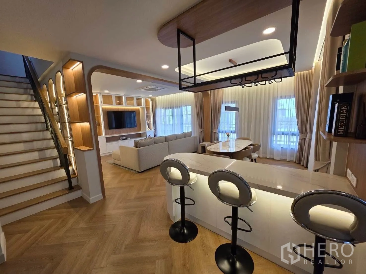 Detached House for rent or sale in Bang Phli, Samut Prakan - Open-plan living with breakfast bar, staircase and large windows.