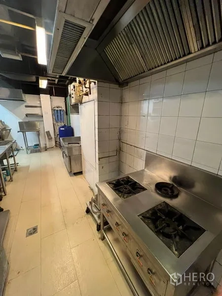พื้นที่ขายปลีก ให้เช่า - เตาแก๊สพร้อมฮูดดูดควันในครัวมืออาชีพผนังกระเบื้อง.
