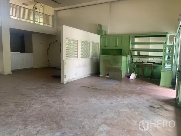 อาคารพาณิชย์ ให้เช่าในWatthana, Bangkok - ห้องภายในกว้าง เพดานสูง พร้อมตู้บิวต์อินสีเขียว