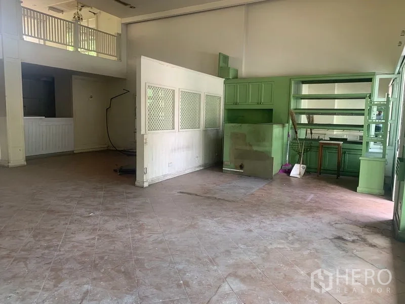 อาคารพาณิชย์ ให้เช่าในWatthana, Bangkok - ห้องภายในกว้าง เพดานสูง พร้อมตู้บิวต์อินสีเขียว