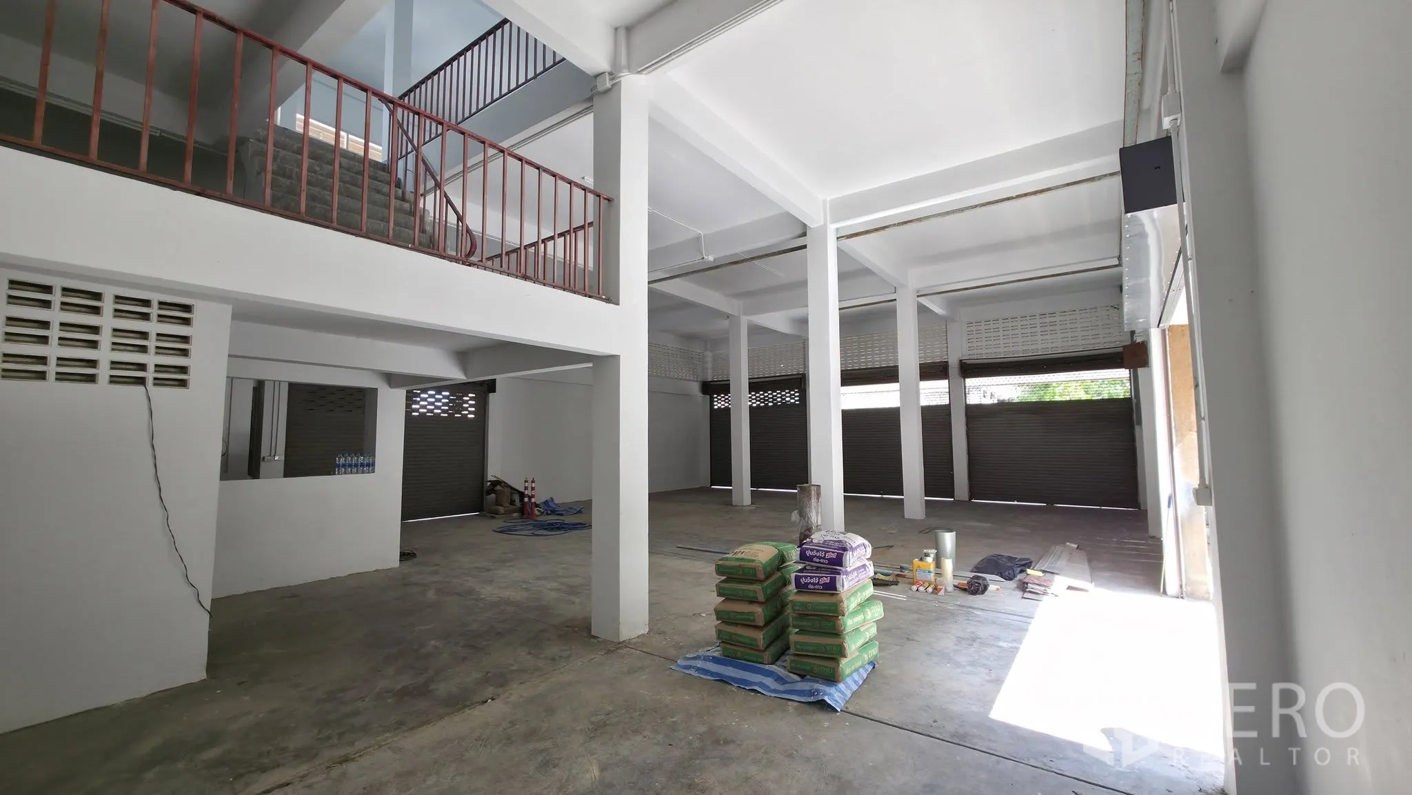 โกดัง for rent in Din Daeng, Bangkok - พื้นที่ชั้นล่างมีเสารับน้ำหนักและประตูม้วนหลายบาน