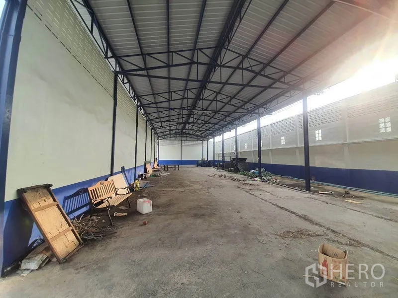 工厂 出租在Bang Bua Thong, Nonthaburi - 开放式有顶库棚，钢屋面与混凝土地面。