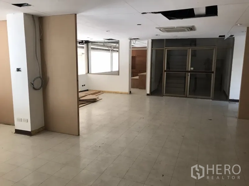 零售空间 出租在Watthana, Bangkok - 后勤办公区，瓷砖地面、吊顶和玻璃隔门。