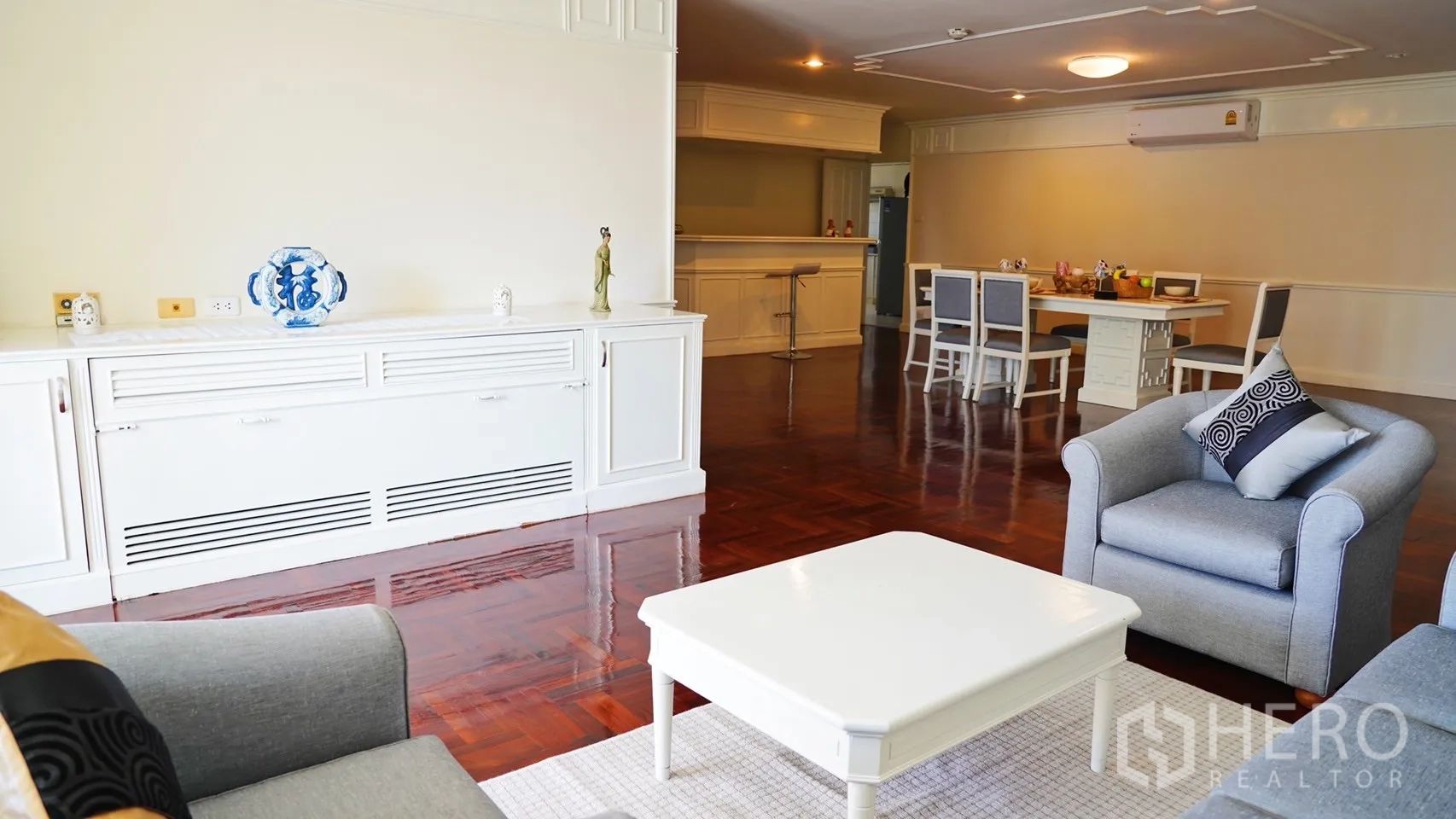 อพาร์ทเมนท์ ให้เช่าในWatthana, Bangkok - พื้นที่นั่งเล่นเชื่อมห้องทานอาหาร ตู้บิวท์อินสีขาวและเคาน์เตอร์บาร์