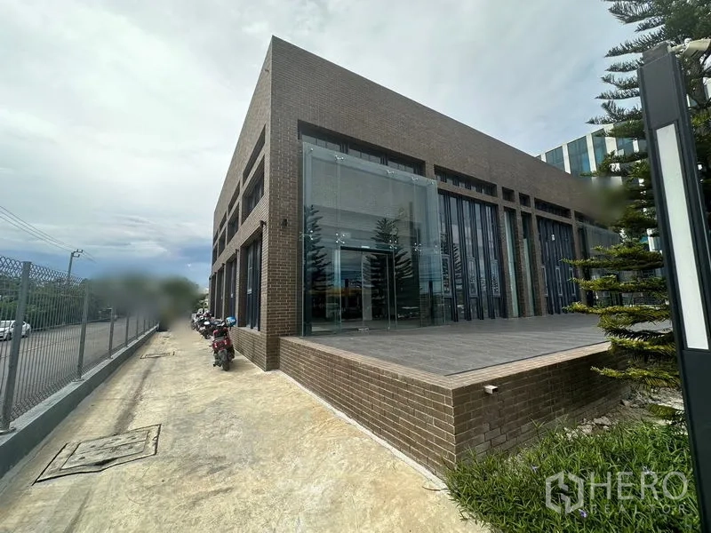 พื้นที่ขายปลีก ให้เช่าในBang Phli, Samut Prakan - อาคารอิฐสมัยใหม่พร้อมประตูทางเข้ากระจกและชานระเบียงยกระดับ