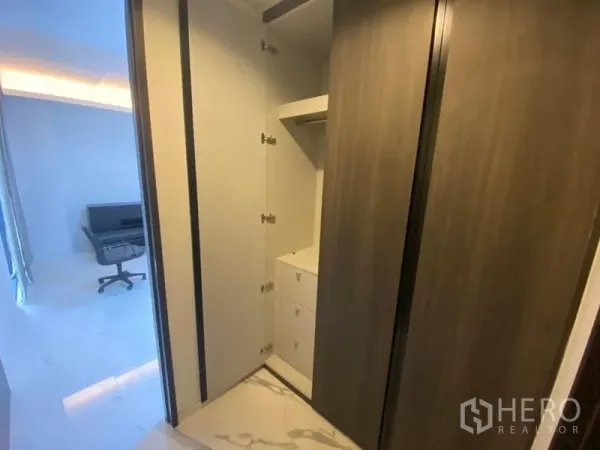 สำนักงาน ให้เช่าในPhaya Thai, Bangkok - ตู้เสื้อผ้าบิลท์อินพร้อมชั้นและลิ้นชัก อยู่ข้างพื้นที่ทำงานสว่าง