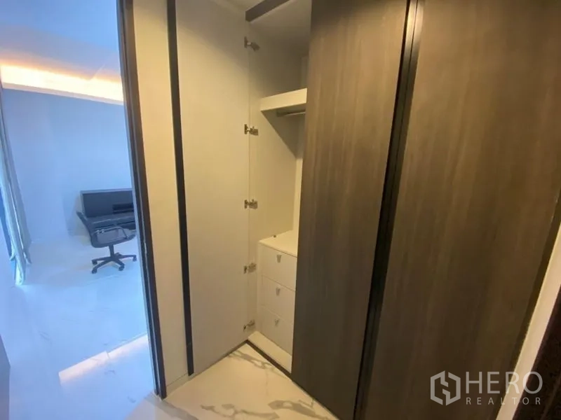 สำนักงาน ให้เช่าในPhaya Thai, Bangkok - ตู้เสื้อผ้าบิลท์อินพร้อมชั้นและลิ้นชัก อยู่ข้างพื้นที่ทำงานสว่าง