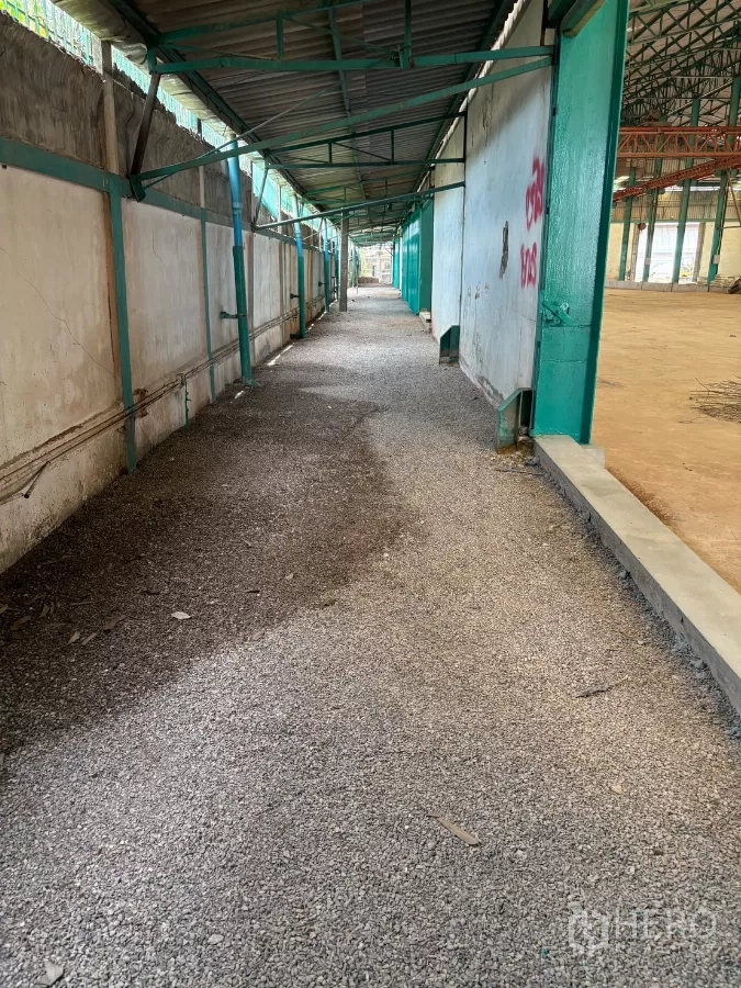 工厂 出租在Mueang Samut Sakhon, Samut Sakhon - 厂房侧边有顶棚走道，碎石路面沿墙而行。