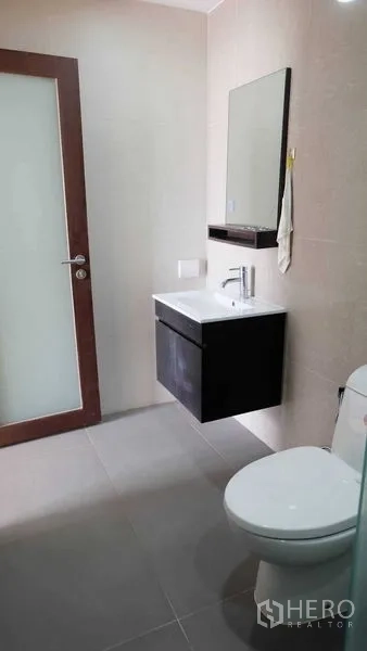 คอนโด ให้เช่าในPhaya Thai, Bangkok - ห้องน้ำสะอาด ตู้ลอย อ่างล้างหน้า กระจก โถสุขภัณฑ์ และประตูกระจกฝ้า