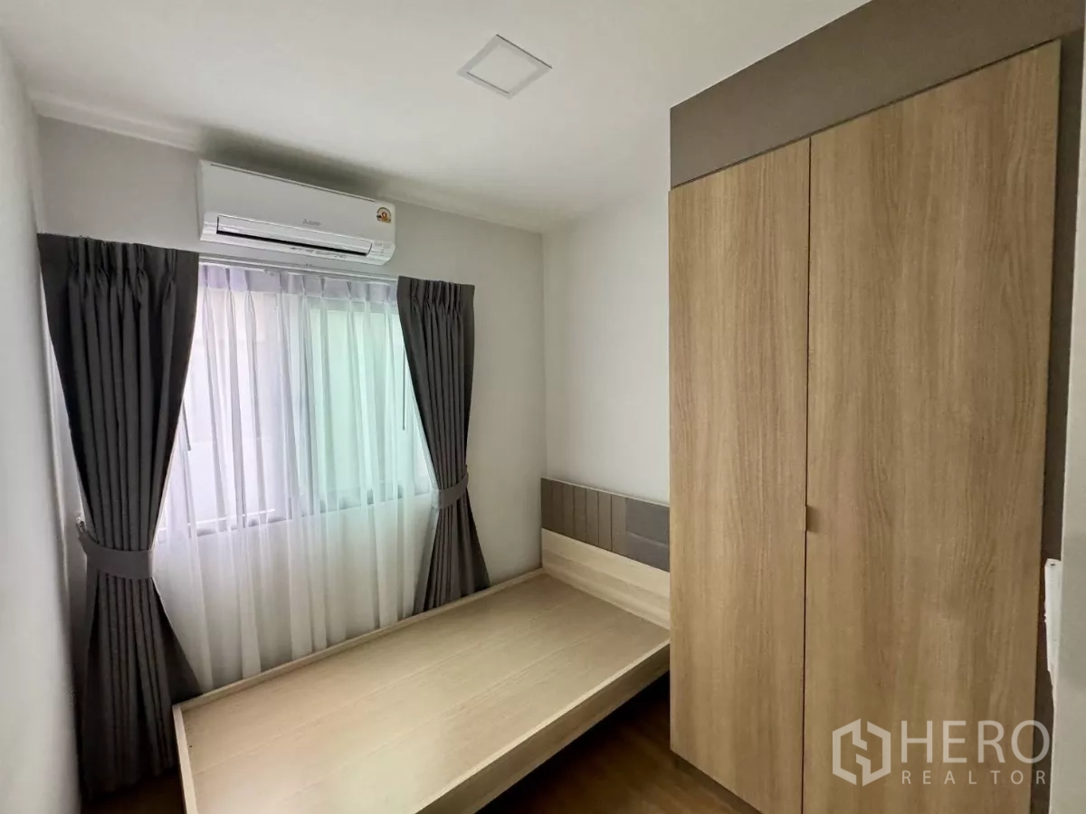 Townhouse for rent in Bang Phli, Samut Prakan - Guest bedroom with single bed, wardrobe and window with blackout drapes